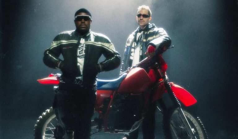 Moose & Display κυκλοφόρησαν νέο album με τίτλο «Καμικάζι Αγάπη Μου»